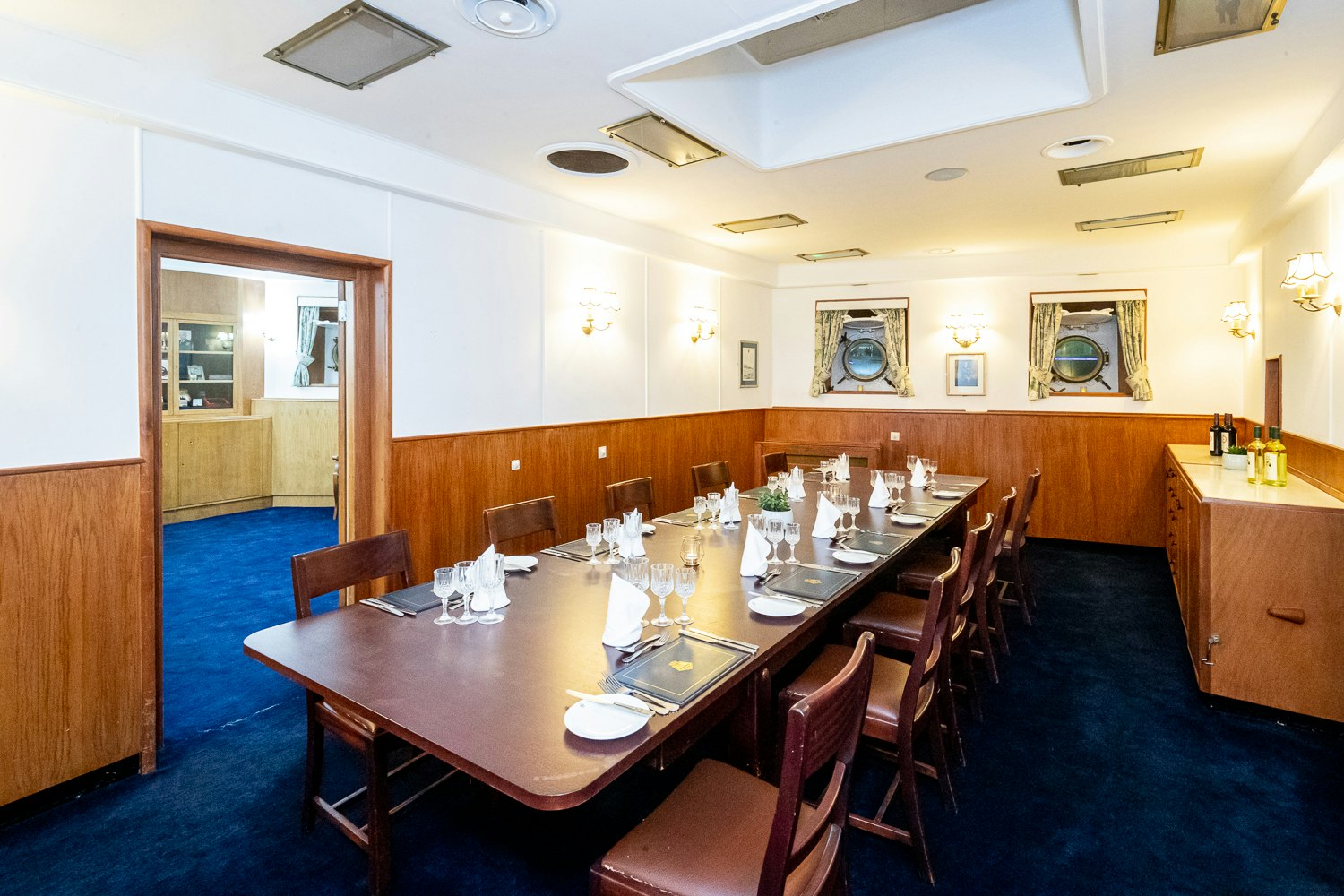 Dining  | Admiral's Quarters