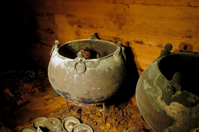 Drinking urns and cups discovered in the tomb