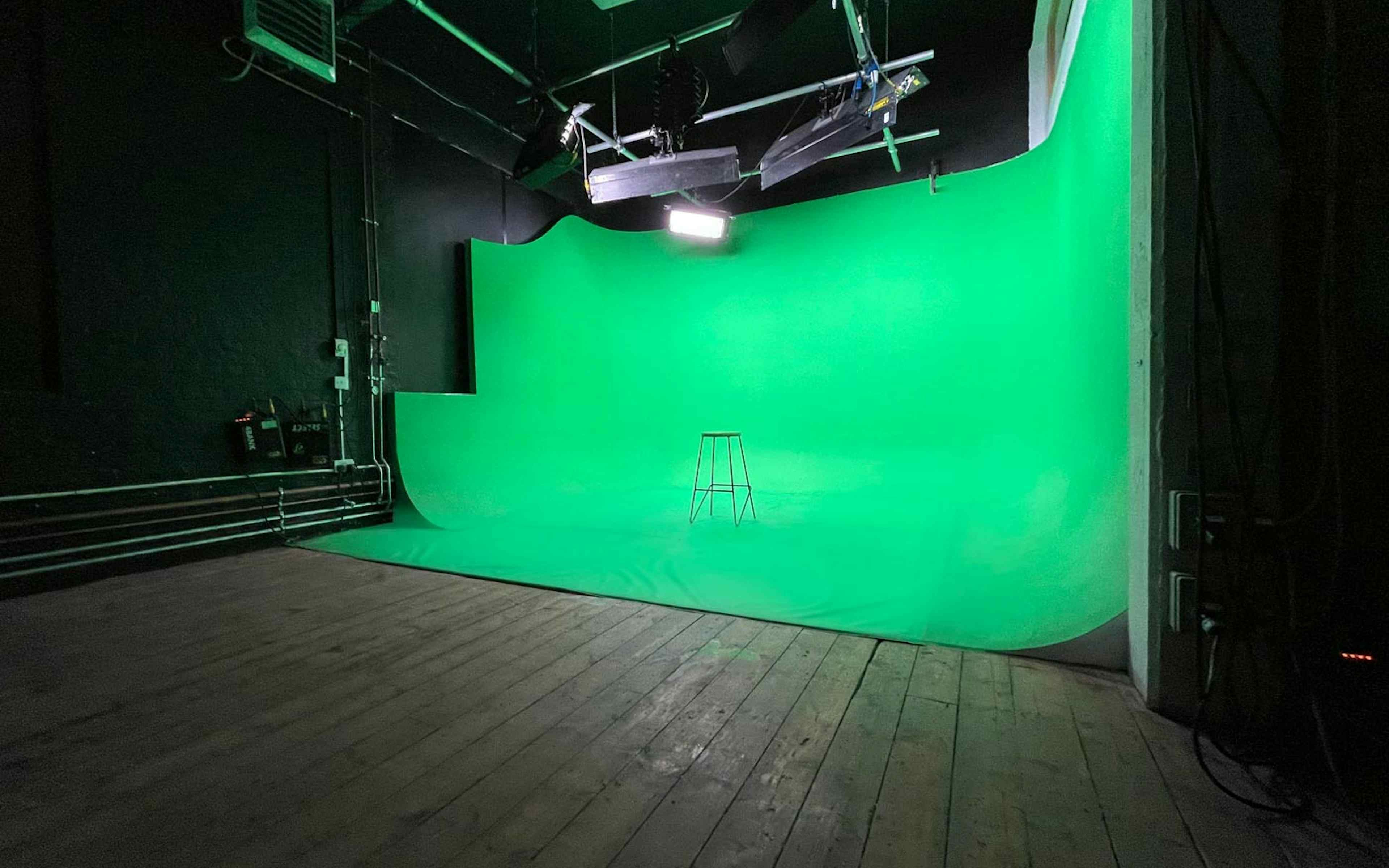 Crixus Studio Green - image