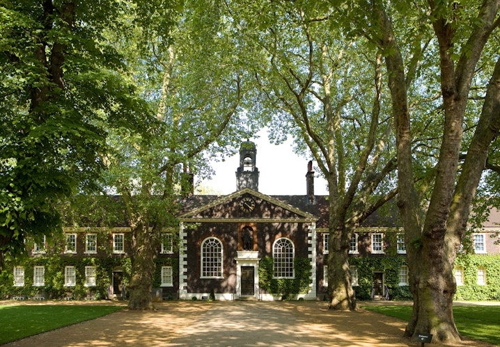 Shoreditch Gardens  - The Lawns image 1