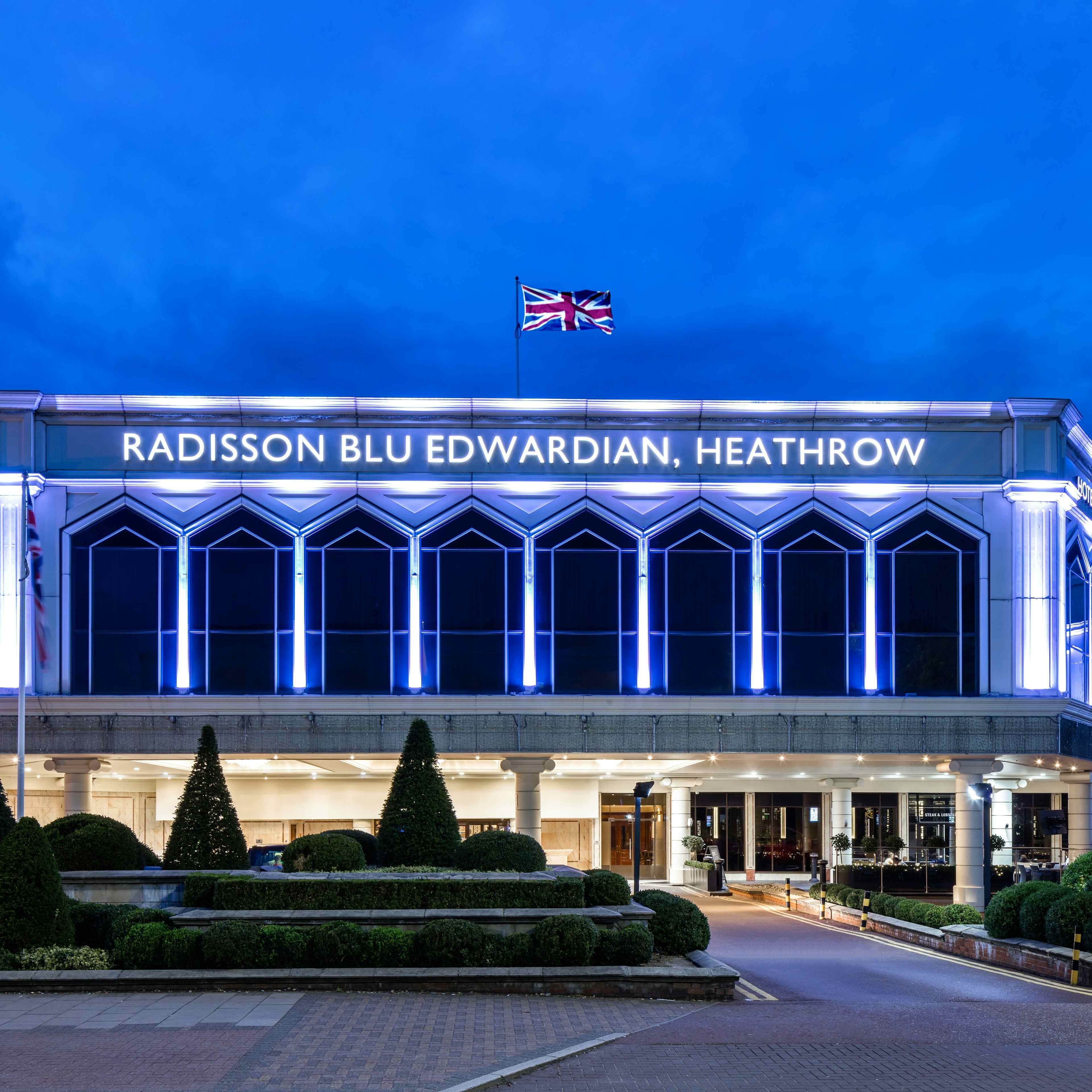 Radisson Blu Edwardian Heathrow - Royal Suite image 3