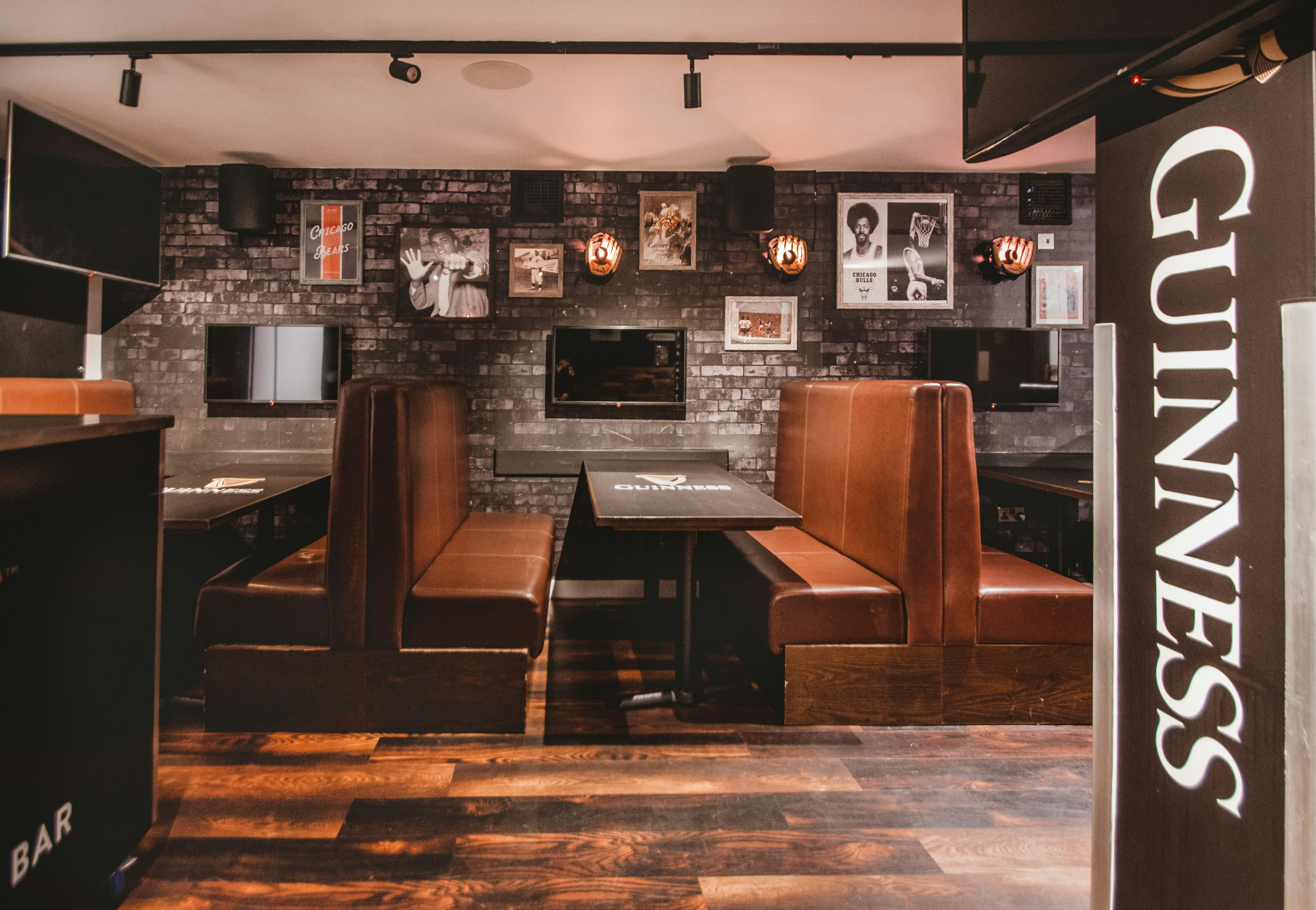 Belushi's and The Dugout London Bridge - The Team Room image 5