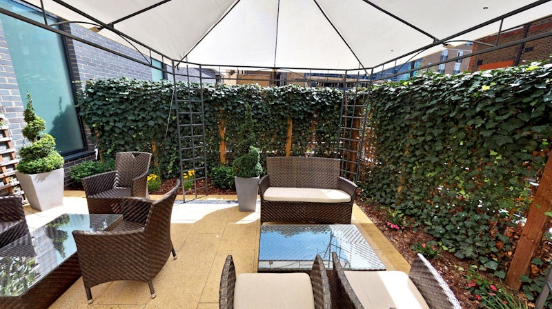 DoubleTree by Hilton London Angel Kings Cross - Kings Cross Suite  image 3
