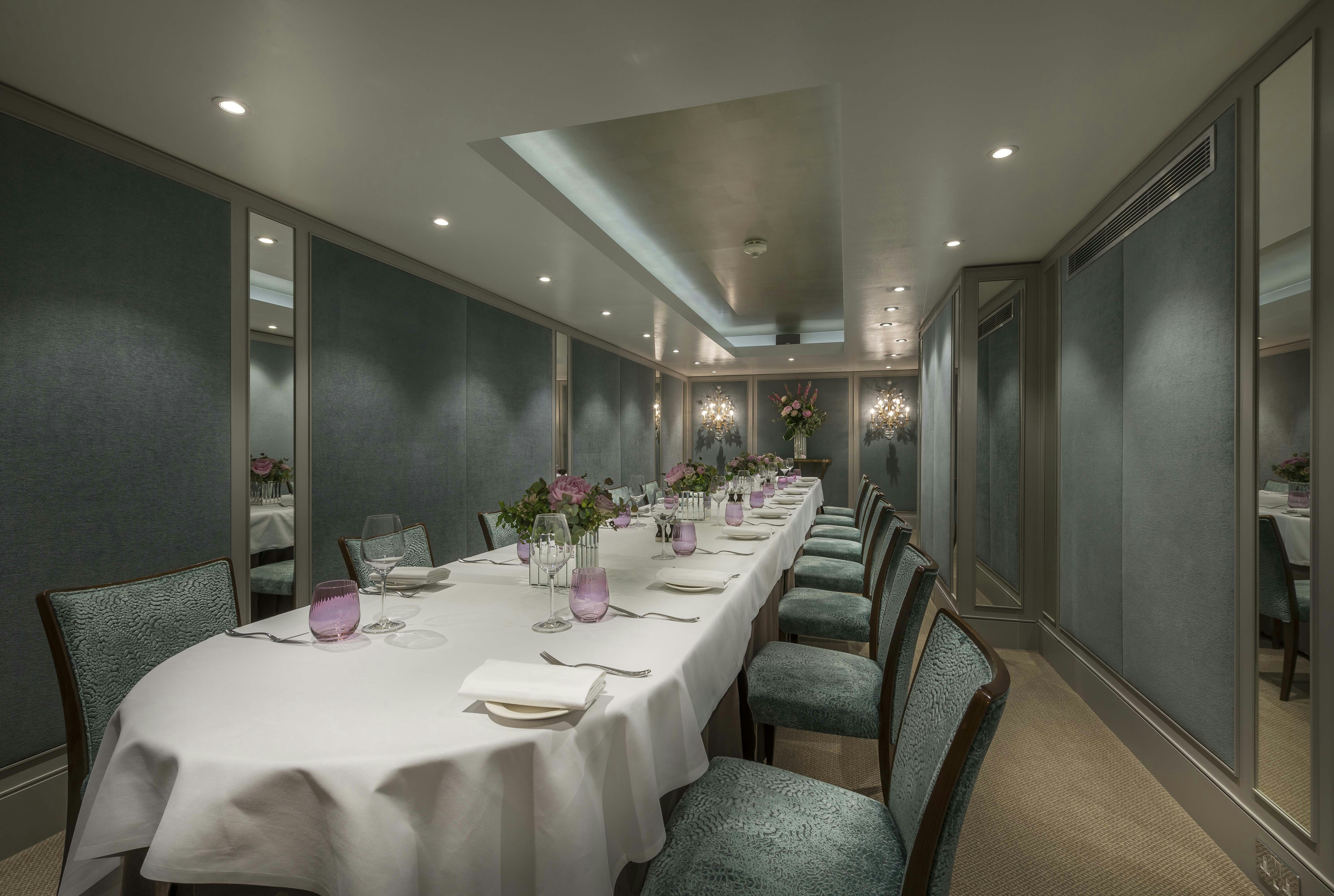 The Capital Hotel, Apartments & Townhouse - The Cadogan Suite image 2