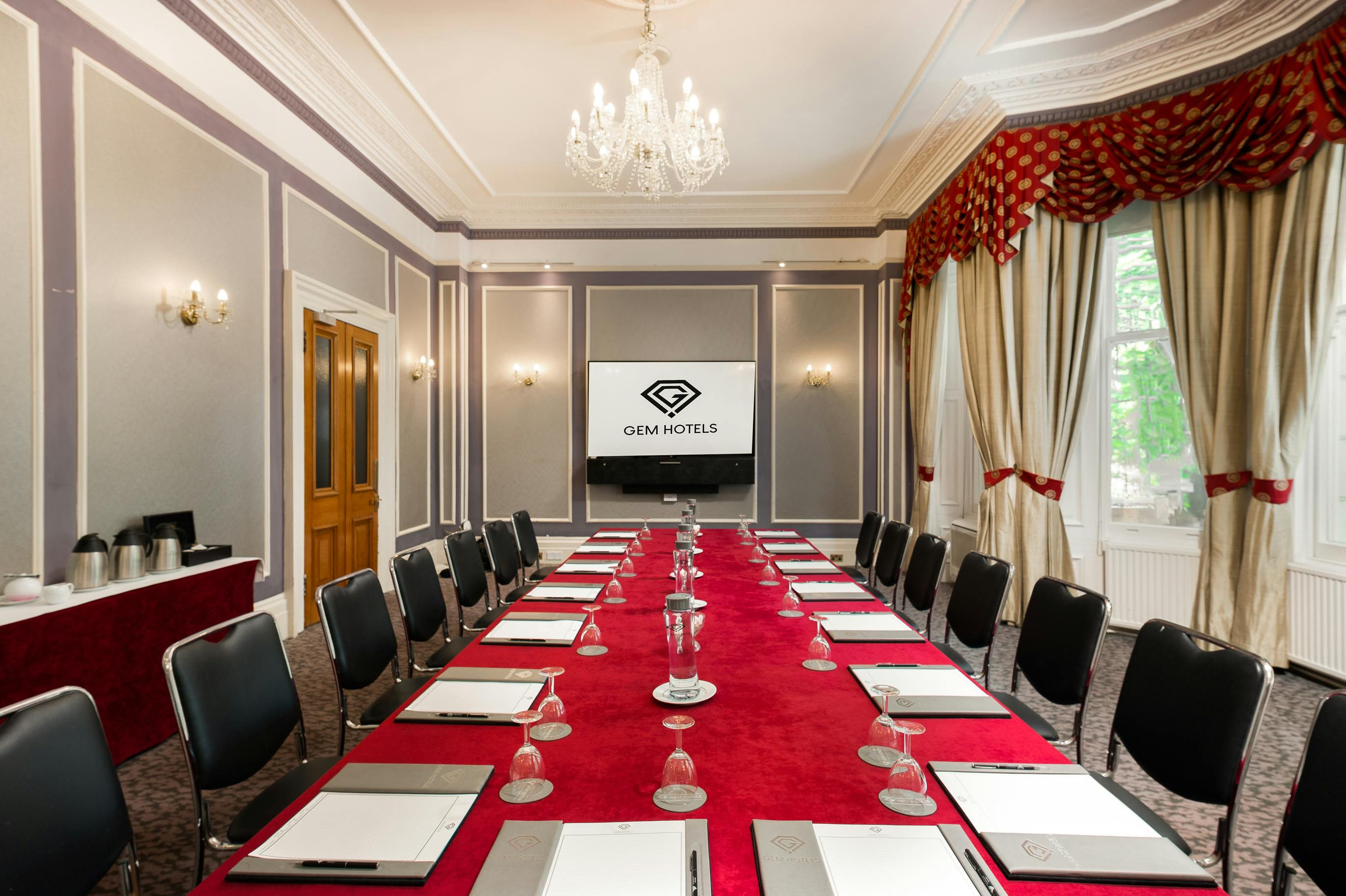 Gem Strathmore Hotel - image 1