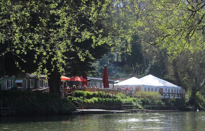 Beeses Riverside Bar - Whole Venue image 1