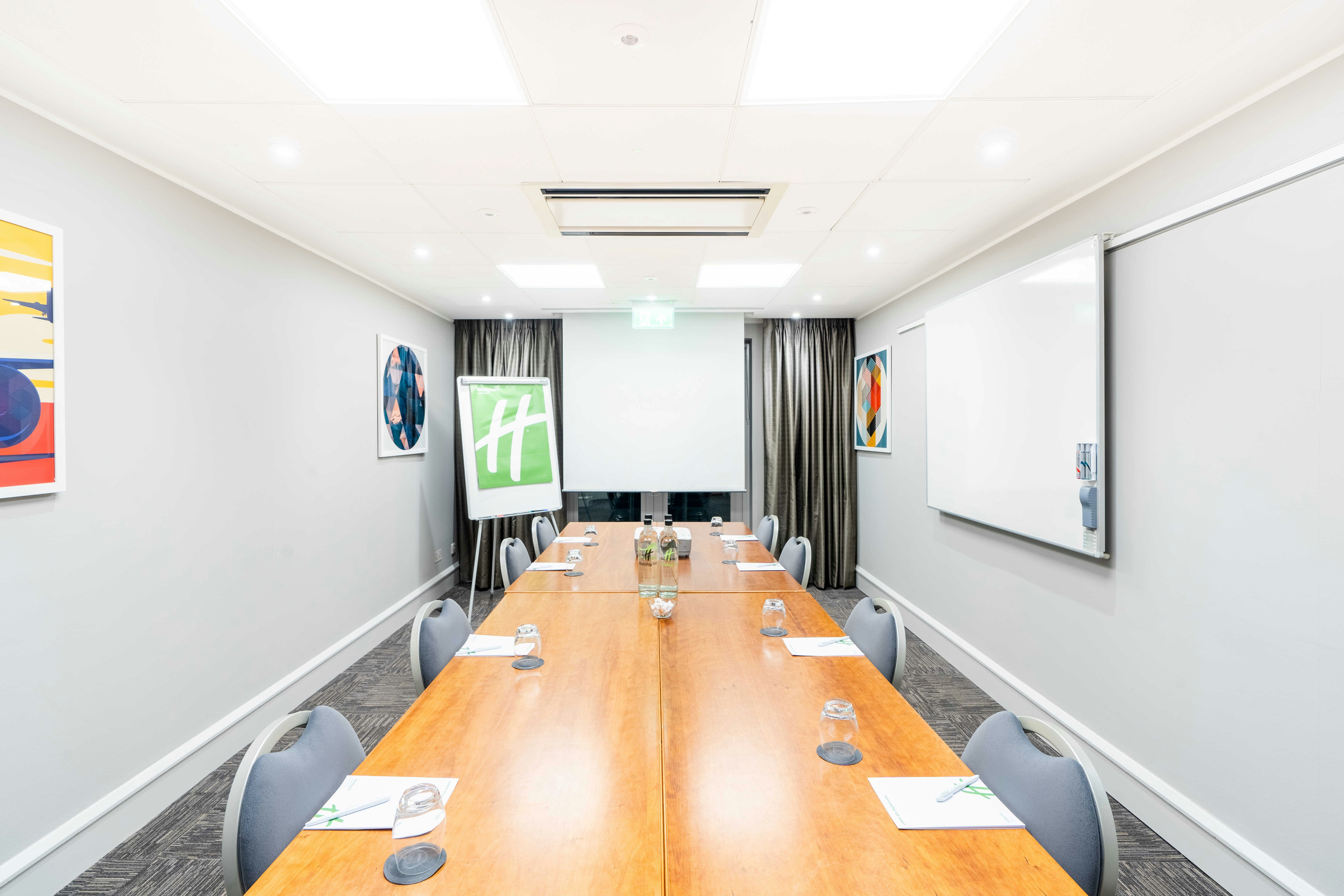 Holiday Inn Hemel Hempstead - Small Boardroom image 1
