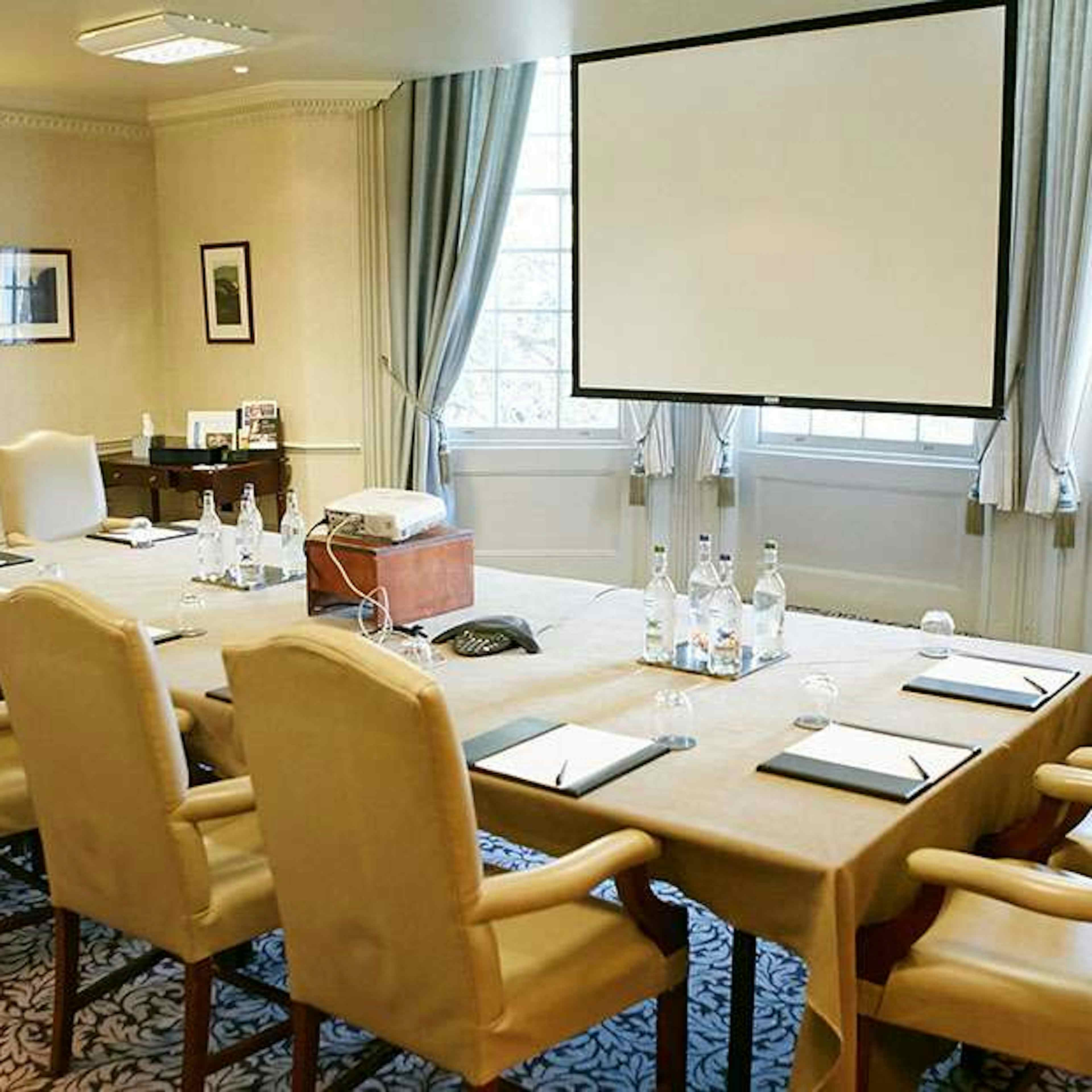 Brandshatch Place Hotel & Spa - The Boardroom image 2