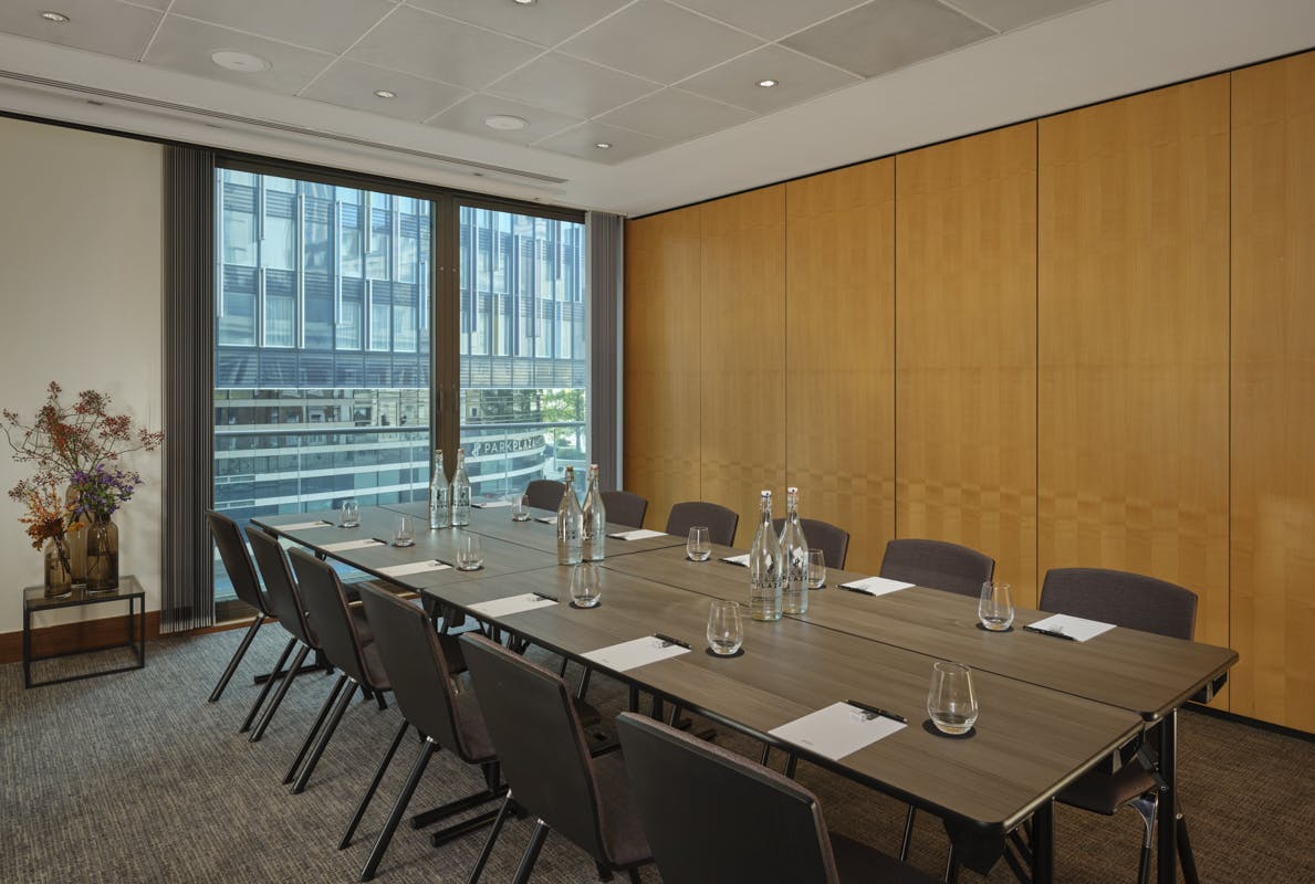 Park Plaza County Hall - image 1