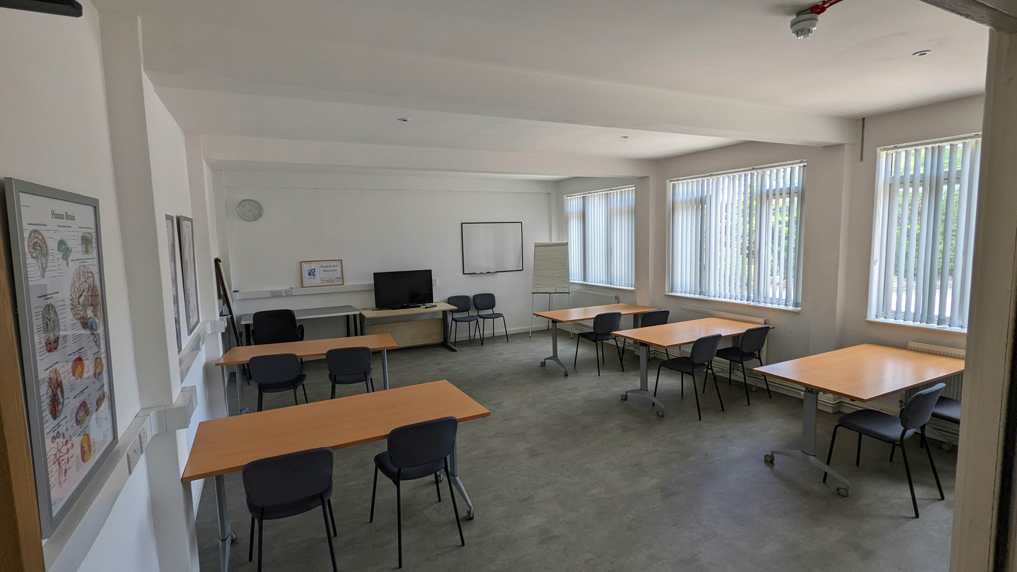 Gatwick meeting and training venue by EMSTAR - Meeting Room image 1