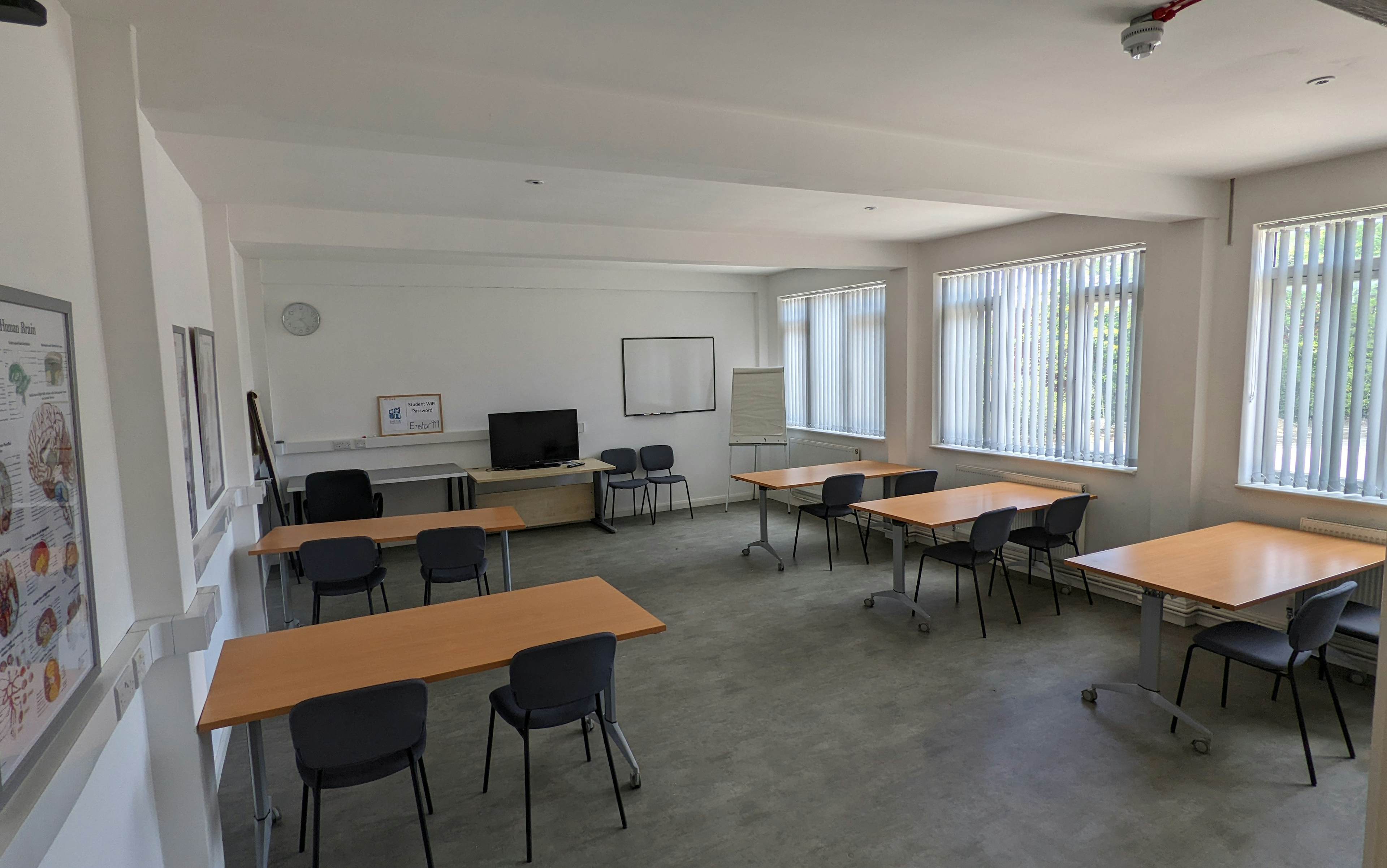 Gatwick meeting and training venue by EMSTAR - Meeting Room image 1