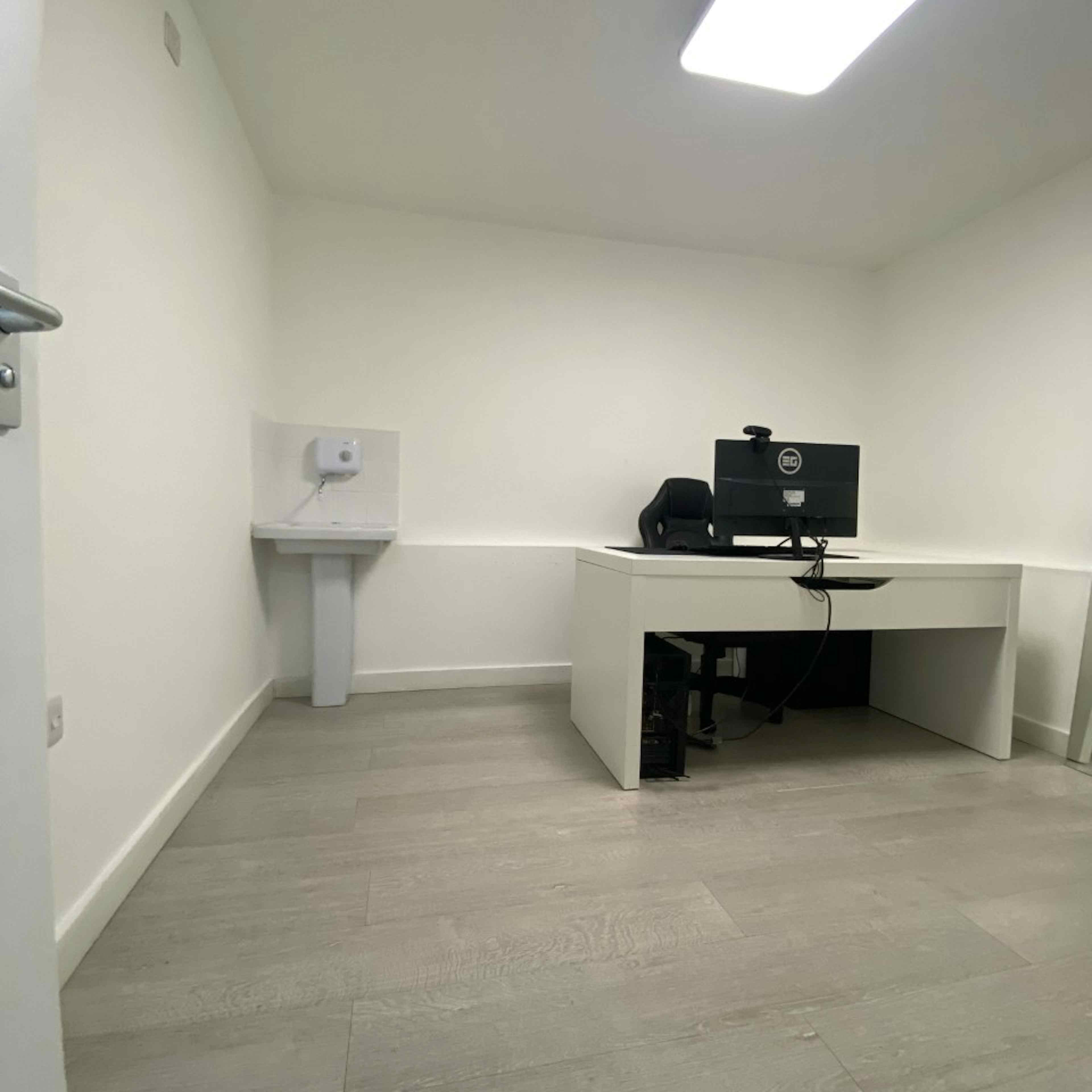 ProudActive Fitness Studio - AFFORDABLE, SPACIOUS PRIVATE THERAPY ROOM AVAILABLE TO RENT IN EAST LONDON FITNESS STUDIO image 2