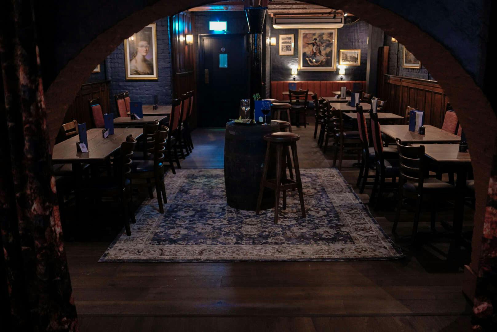 Bishop's Vaults at Dirty Dicks - image 3