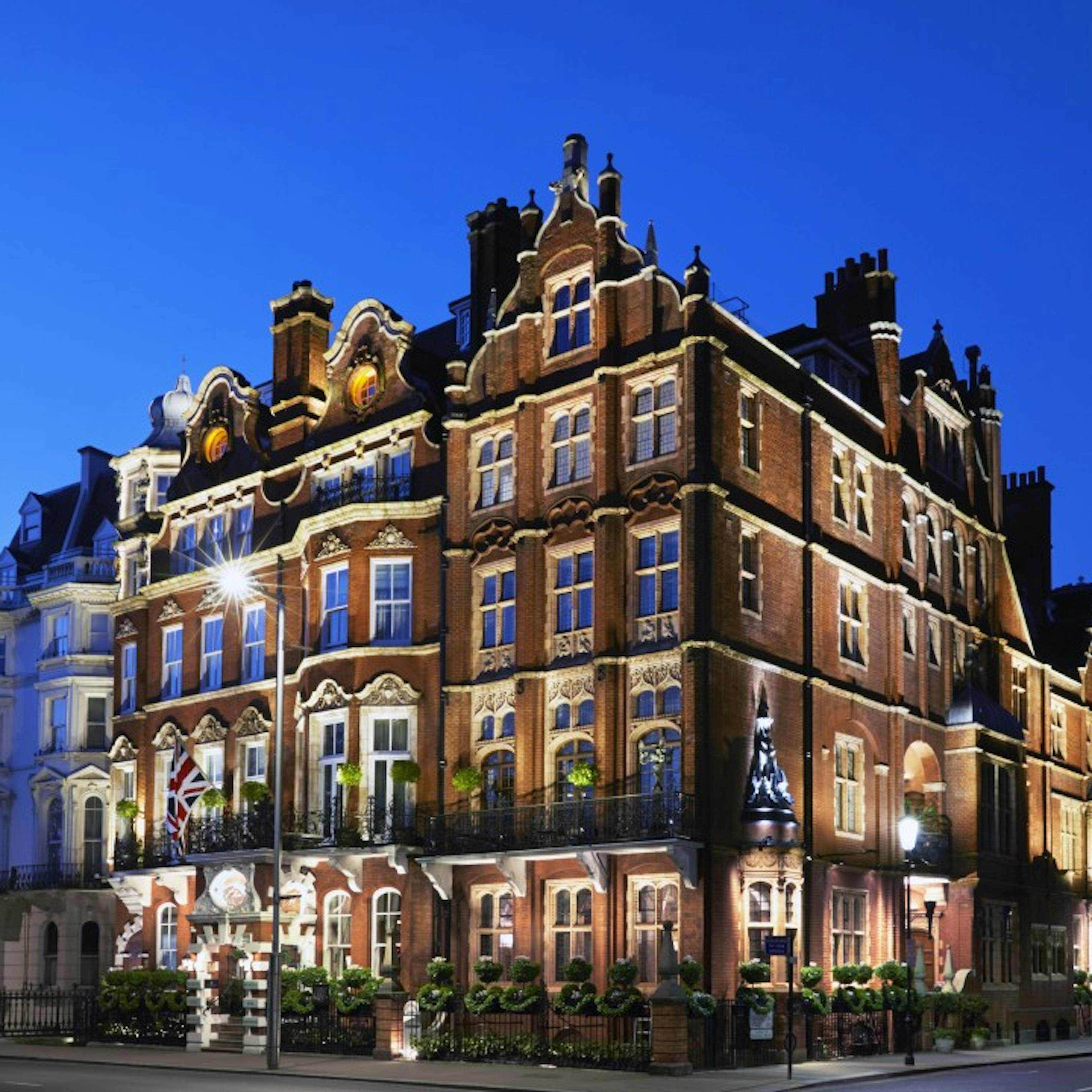 The Milestone Hotel & Residences - The Noel Coward Suite image 2