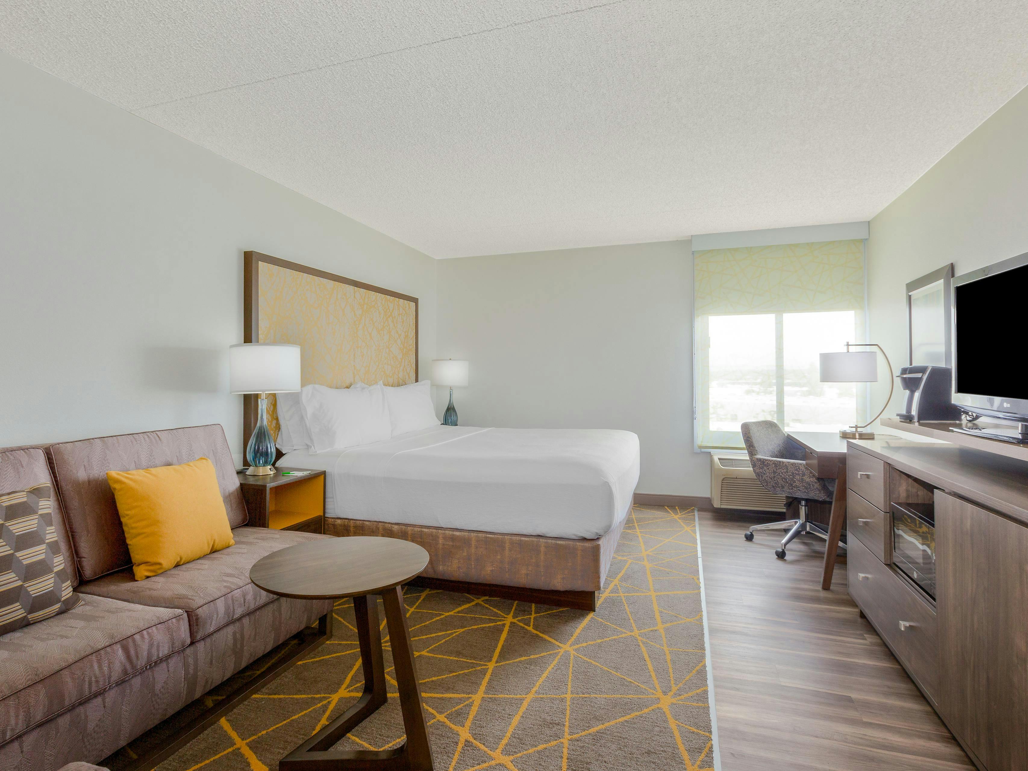 Holiday Inn La Mirada - image 1