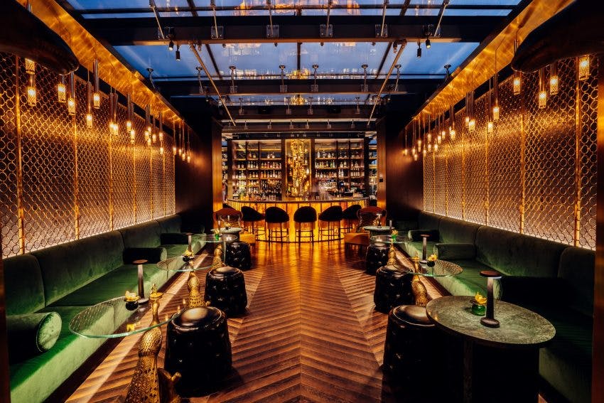 Black Swan Bar - image 1