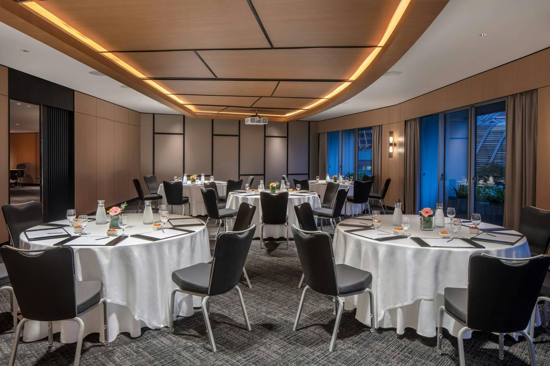 Swissotel The Stamford, Singapore - image 1