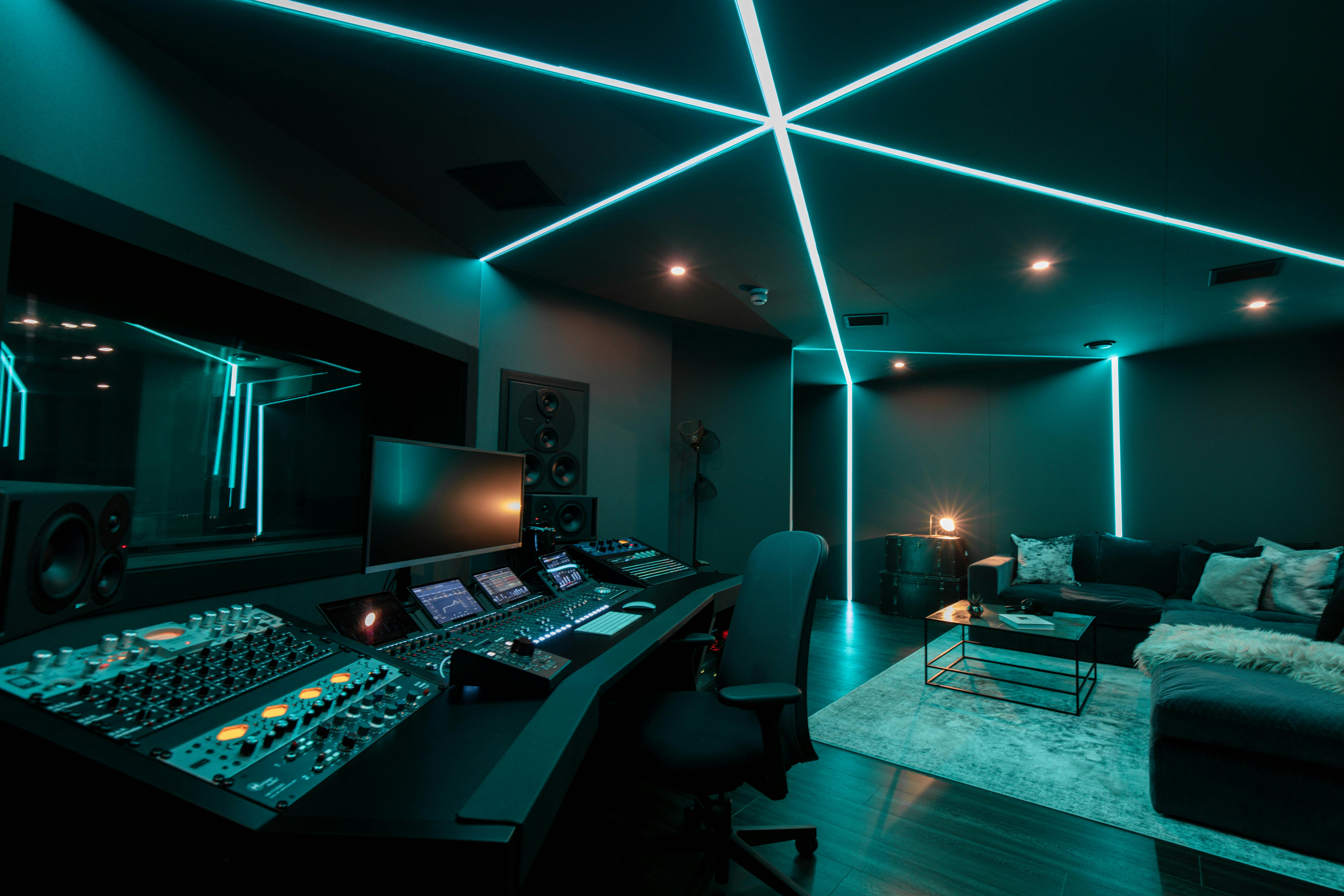 Qube West - image 1