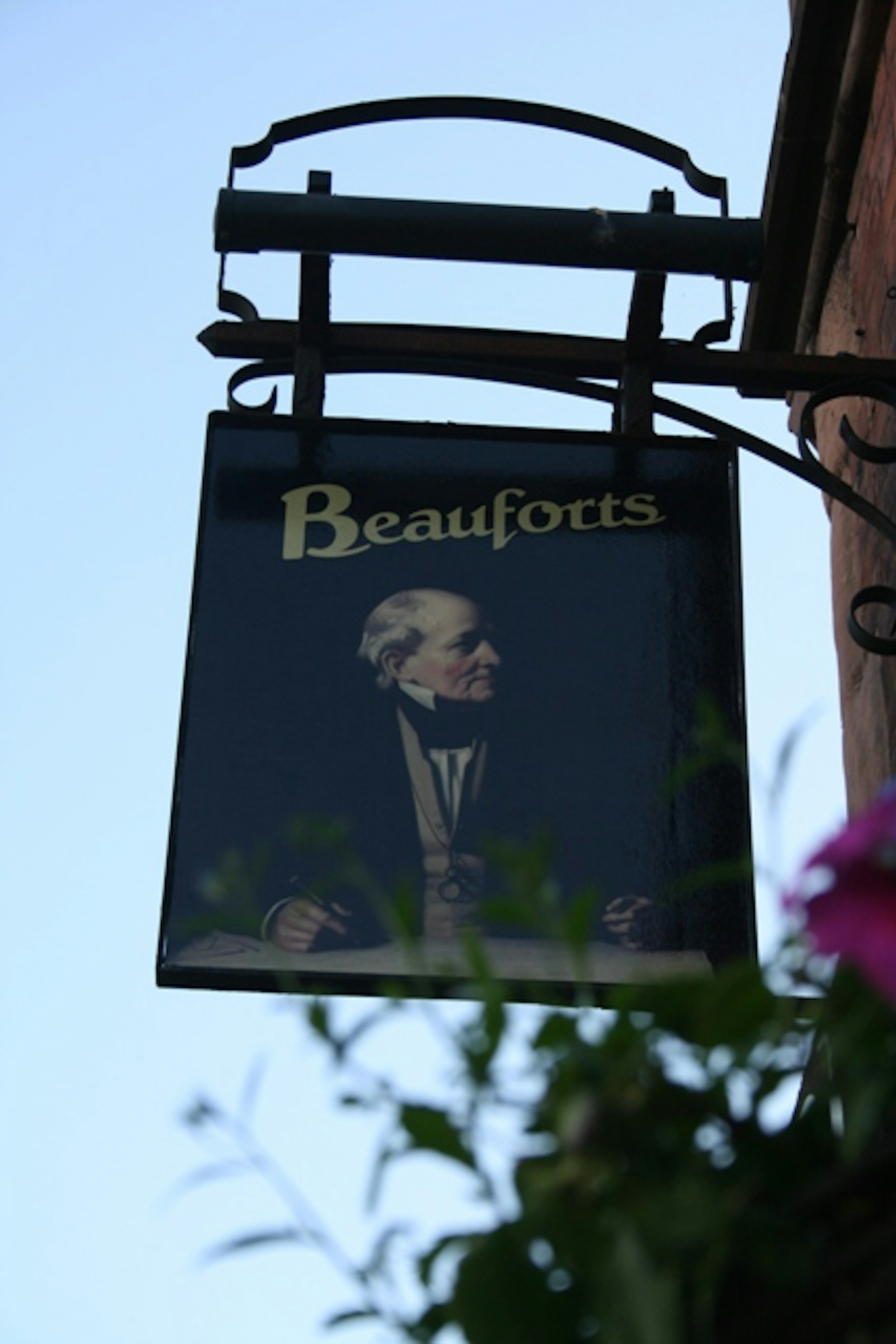 Dining  | Beauforts Pub
