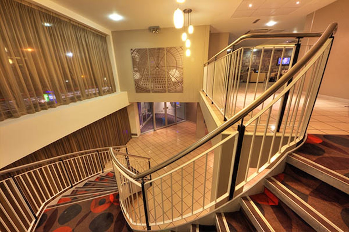 Holiday Inn Limehouse - lobby stairs 01-int.jpg.jpg