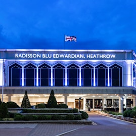 Radisson Blu Edwardian Heathrow - Commonwealth Suite image 9