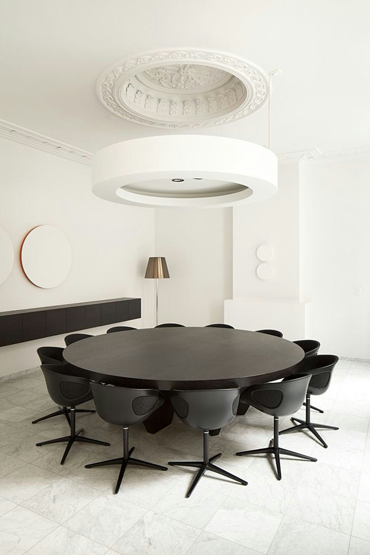 This minimalist, monochrome room